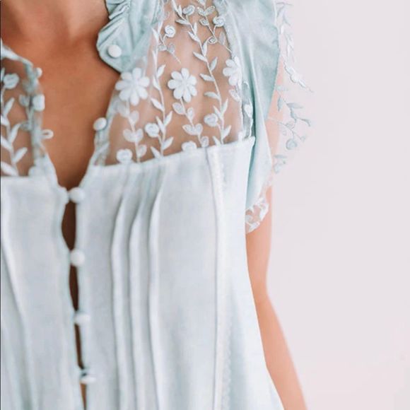 NWOT{POL} sage Lace & embroidered top - Picture 3 of 13